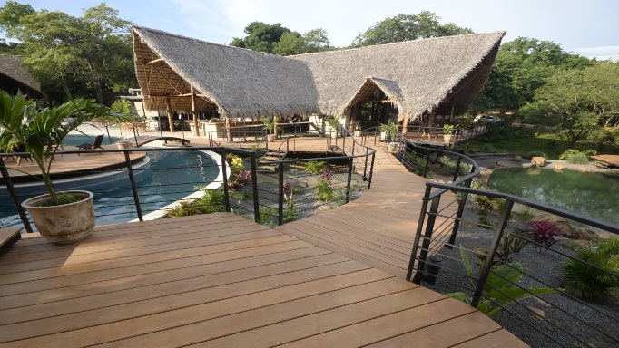 Deck de piso tipo Plydeck de Eternit formando parte de la envolvente constructiva en una casa campestre de zona tropical | Innova Cladding Colombia