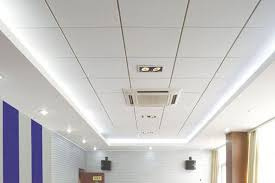 Cielo Raso acústico modular en fibra mineral instalado sobre perfiles metálicos | Innova Cladding Colombia